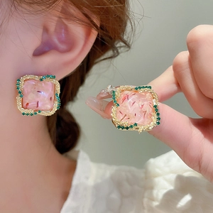 Boucles d'oreilles carrées vintage dorées avec résine rose et cristaux verts