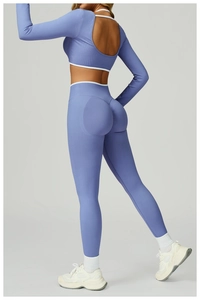 Détail du legging de yoga bleu brume à taille haute avec coutures sans couture et texture côtelée
