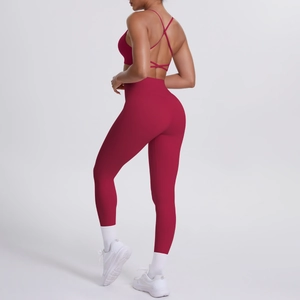 Détail de l'ensemble de yoga avec dos croisé et legging en tissu nylon rouge foncé