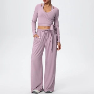 Détail du haut cache-coeur à manches longues et du pantalon large de yoga rose lilas doux