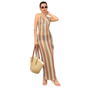 Robe dos nu sexy transparente à rayures avec imprimé vagues et sac à main en paille