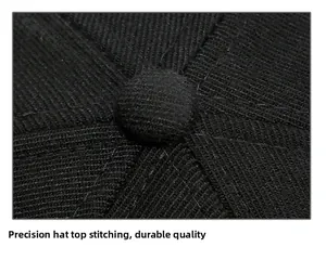 Cuciture di precisione e bottone centrale sulla corona del berretto da baseball nero