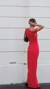Abito lungo rosso senza maniche con schiena scoperta e spacco posteriore elegante