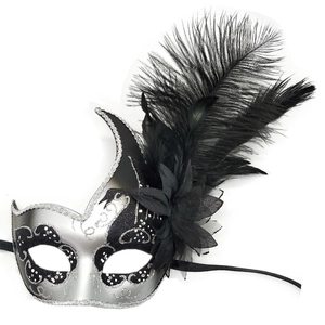 Dettaglio della maschera veneziana argento con piume nere e decoro floreale in seta
