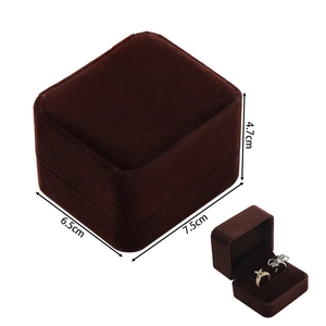 Macro view of dark brown velvet jewelry box showing precise dimensions 7.5x6.5x4.7cm