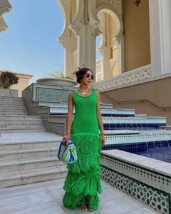 Vue détaillée de la robe longue en maille vert vif avec des franges sur le bas de l'ourlet