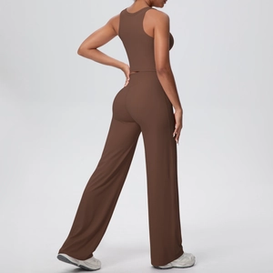 Vista posteriore del set yoga marrone cioccolato con top corto e pantaloni sportivi