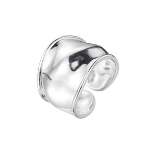 Anello aperto largo argento con design minimalista in metallo a texture ondulata