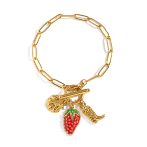 Bracelet trombone doré 18K avec pendentifs coquillage fraise et botte et fermoir à bascule