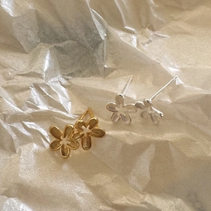 Minimalist 925 sterling silver flower stud earrings in gold and silver plating