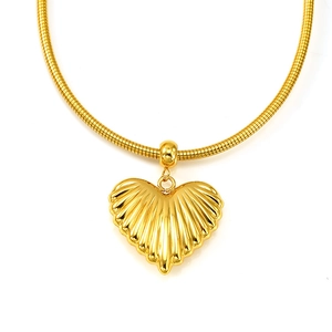 Collier minimaliste en acier titane doré avec pendentif cœur ajouré à texture coquillage