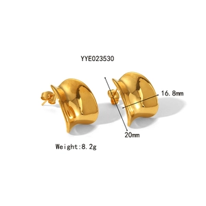 Boucles d'oreilles en acier titane au design ondulé, hauteur 20mm et poids de 8,2g
