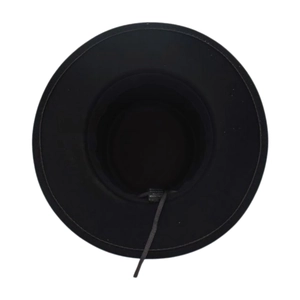 Détail du chapeau en feutre noir montrant la doublure 100% polyester et le bord large