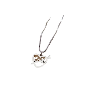 Collier minimaliste en acier titane avec pendentif cœur et flèche sur fond blanc