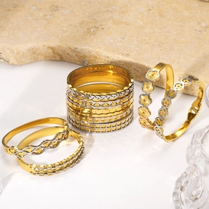Zweifarbige Armreifen aus Edelstahl mit Herz- und Blumenmustern in Gold und Silber