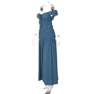 Détail du bustier froncé bleu à volants et robe longue texturée à épaules dénudées