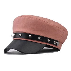 Dettaglio cappello baker boy rosa in cotone con visiera in pelle e borchie argento