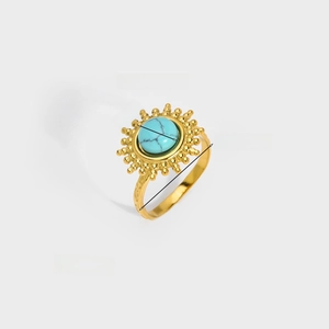 Détail d'une bague ajustable dorée avec turquoise, motif tournesol et pierre de 8mm