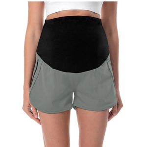 Dettaglio degli shorts premaman grigi con fascia alta nera e tasca laterale con zip