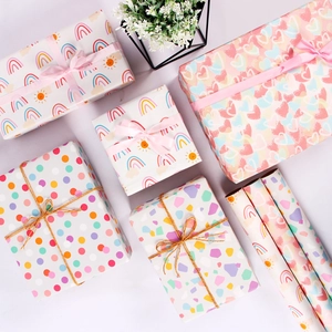 Papel de regalo decorativo con motivos de arcoíris, corazones y terrazo en rollos