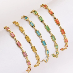 Détail de bracelets en zircon rectangulaires colorés sur des supports de présentation