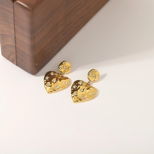 Retro 18k gold plated titanium steel heart earrings with hammered texture and zircons