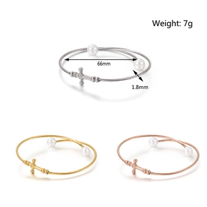 Bracciale a filo in acciaio inossidabile tricolore con ciondoli a croce e perle bianche