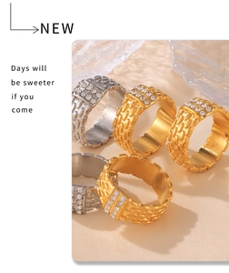 Detalle de anillos chapados en oro y plata con textura de escamas y circonitas brillantes
