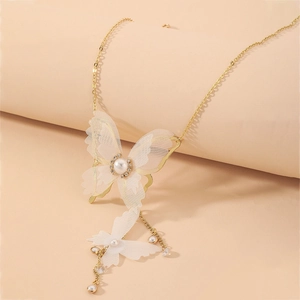 Détail du collier papillon en dentelle avec perles d'imitation et chaîne dorée