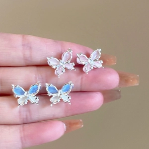 Boucles d'oreilles papillon en argent avec des ailes en cristal rose et bleu dégradé