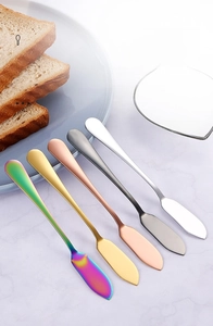 Lot de couteaux à beurre en acier inoxydable poli en cinq couleurs avec du pain