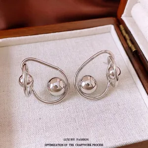 Boucles d'oreilles géométriques minimalistes en argent avec sphères métalliques