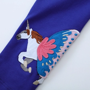 Pantalon fille en coton bleu foncé avec broderie licorne détaillée et ailes colorées