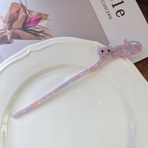 Dettaglio della forcina per capelli a gatto in acetato marmorizzato rosa con cristalli