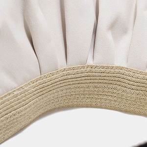Dettaglio del cappello da sole che mostra la trama in paglia e il tessuto a pieghe