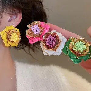 Boucles d'oreilles fleurs élégantes en jaune, rose, blanc et vert avec bords dorés