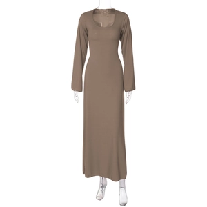 Dettaglio dell'allacciatura posteriore del vestito lungo taupe a maniche lunghe