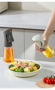 Vista dettagliata di un flacone spray per olio da 200ml con segni di misurazione