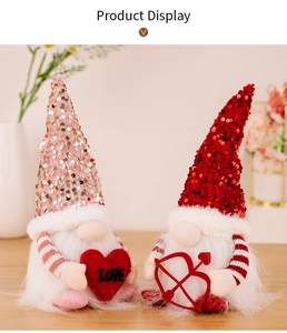 Detailansicht der Valentinstag-Gnome mit Pailletten und Herzen auf einem Holztisch