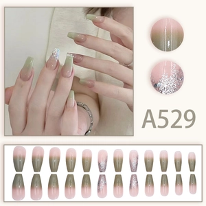 Sommergrüne Ombre-Klebenägel mit Silberglitzer in langer Coffin-Form für Frauen