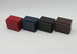 Dettaglio di quattro scatole regalo per gioielli testurizzate in rosso, blu, nero e marrone