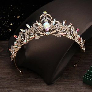 Corona barocca dorata con cristalli colorati scintillanti e strass per matrimoni