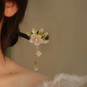 Vintage wooden hair stick with magnolia flower, tassels and pearls for Hanfu style
