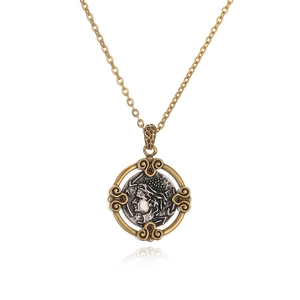 Détail du pendentif pièce romaine avec profil argenté et bordure dorée