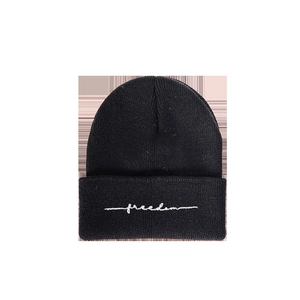 Bonnet en tricot noir Freedom minimaliste avec broderie blanche et revers pour l'hiver