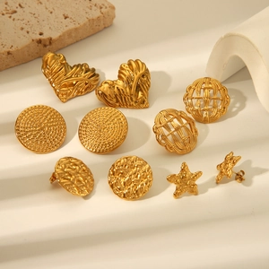 Détails de boucles d'oreilles dorées en forme de cœur, d'étoile et de spirale