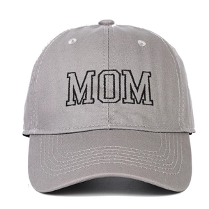 Détail de la broderie MOM sur une casquette de baseball en sergé de coton gris