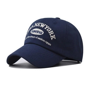 Détail de la casquette New York en coton bleu marine avec broderie blanche 1989