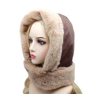 Cappello invernale da donna in finta pelle scamosciata con fodera in peluche e scaldacollo