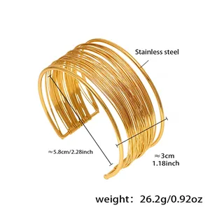 Détail d'un bracelet manchette doré en acier inoxydable avec design multi-rangs